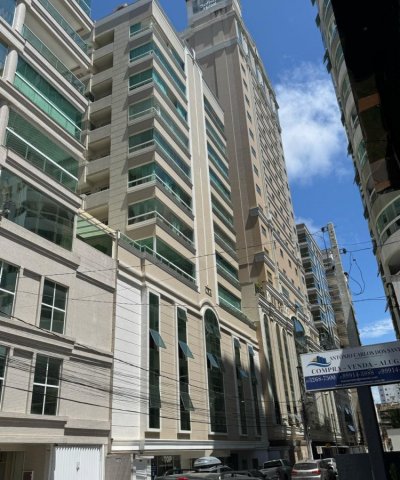 03 DORMIT�RIOS E 02 VAGAS DE GARAGEM - MEIA PRAIA