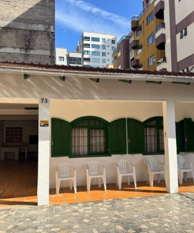 03 DORMIT�RIOS E 03 VAGAS - CASA NA MEIA PRAIA